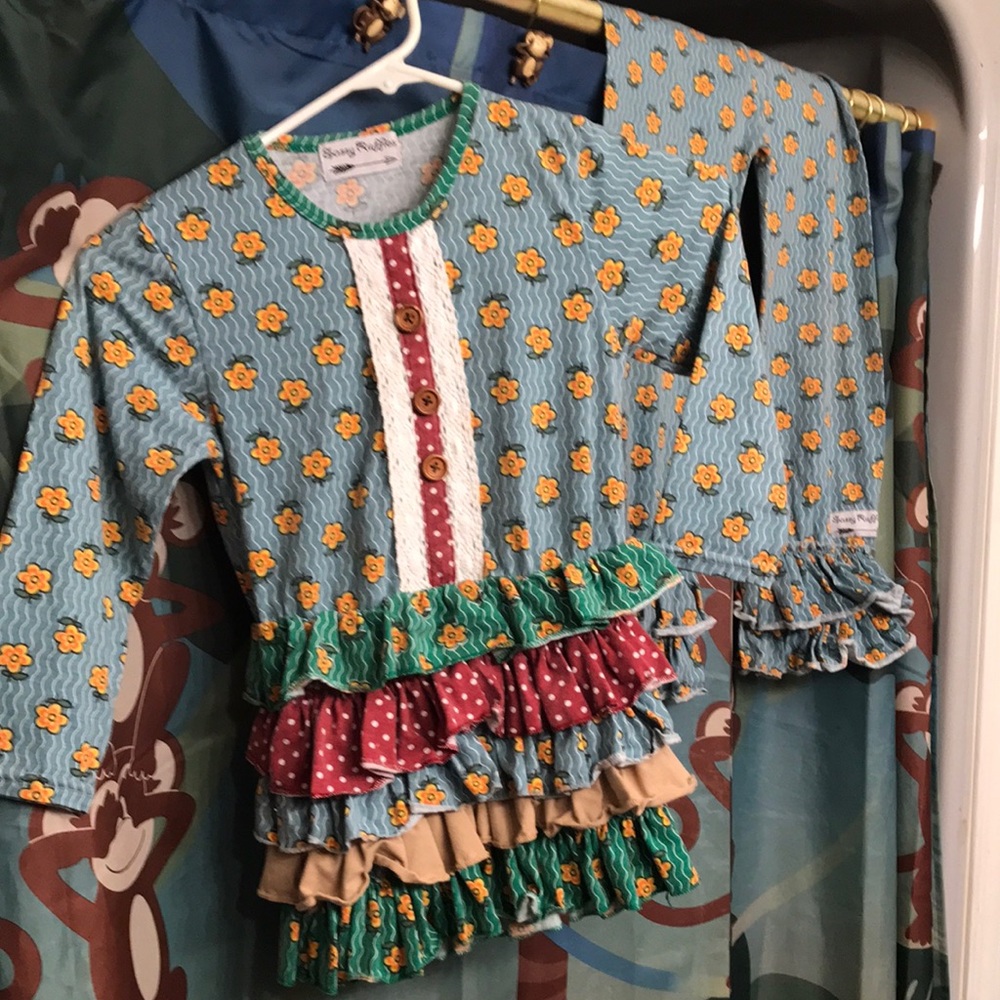 Adorable girls outfit made by sassy ruffles size says xl. It’s like a 7 in girls